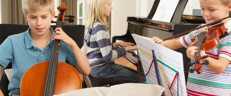 Billede af børn der spiller på instrumenter Billede af børn der spiller på instrumenter